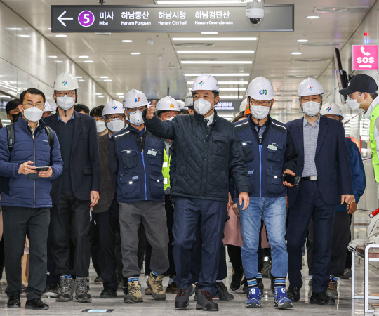 서정협 서울시장 권한대행(가운데)이 24일 오전 전 구간 개통을 사흘 앞둔 서울지하철 5호선 연장 하남선 강일역을 방문해 시설 점검을 하고 있다. 지난해 8월 하남선 미사역과 하남풍산역이 개통된 데 이어 이달 27일 강일역·하남시청역·하남검단산역이 추가로 개통되면 5개 역 전 구간을 시민들이 이용할 수 있게 된다.   연합뉴스